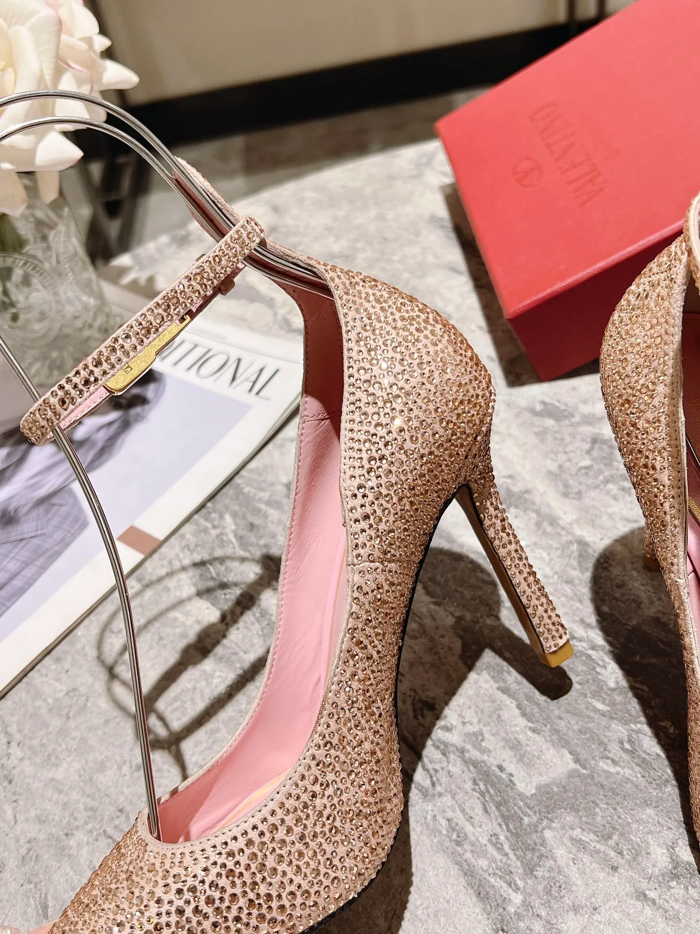 👟👟Ex-factory price 500👟👟 Genuine leather sole +40 Top version 𝑉𝐴𝐿𝐸𝑁𝑇𝐼𝑁𝑂 Valentino new spring and summer women's 6⃣️color "Czech Diamond💎" full diamond shoes The unique [V’s handcrafted diamond production] brings out a full sense of high-end, and the new season will live up to expectations! Worth buying★Absolutely high-grade❥Original method, Absolutely sensual❥Elegant style, creating a different feeling, simple and elegant style!  Code number: 35-41 (34-42 customized, non-returnable) Lining: Sheepskin lining Heel height: 10cm Leather outsole Rubber outsole